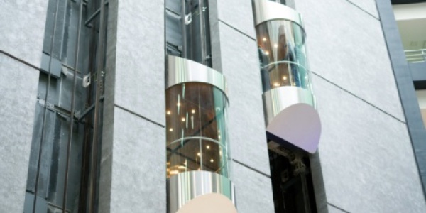 Cam Asansör Kaplamaları: Şeffaf Estetik ve Modern Mekanların Yeni Trendi